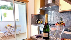 Eine Küche mit einer Flasche Moët & Chandon Champagner, zwei Gläsern und einer Schüssel mit Nüssen auf der Arbeitsfläche.