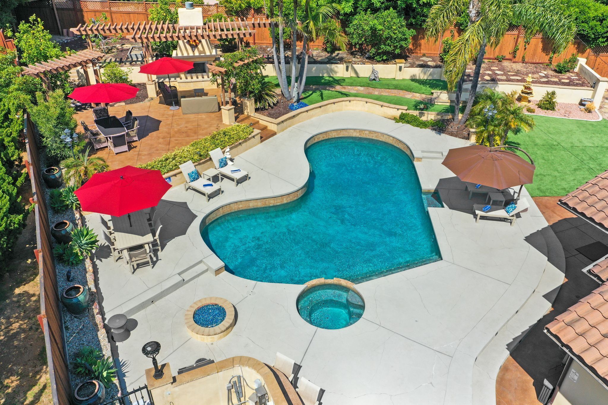 Olite Luxury Estate - Massive Yard, Pool/Spa, Fast WiFi & Outdoor Fireplace