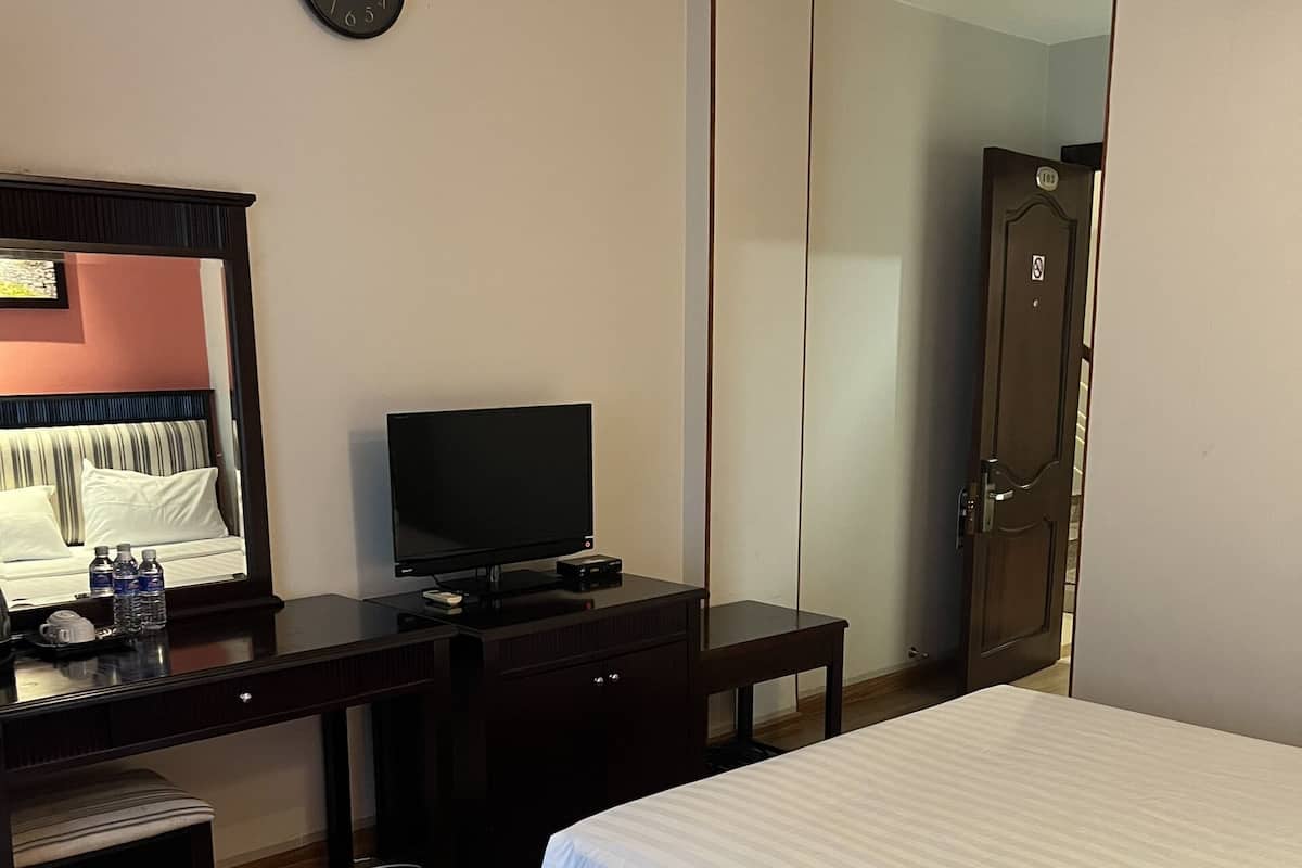 Standard Double Room | Living area | Flat-screen TV
