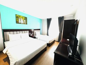 Escritorio, sistema de insonorización y tabla de planchar con plancha 