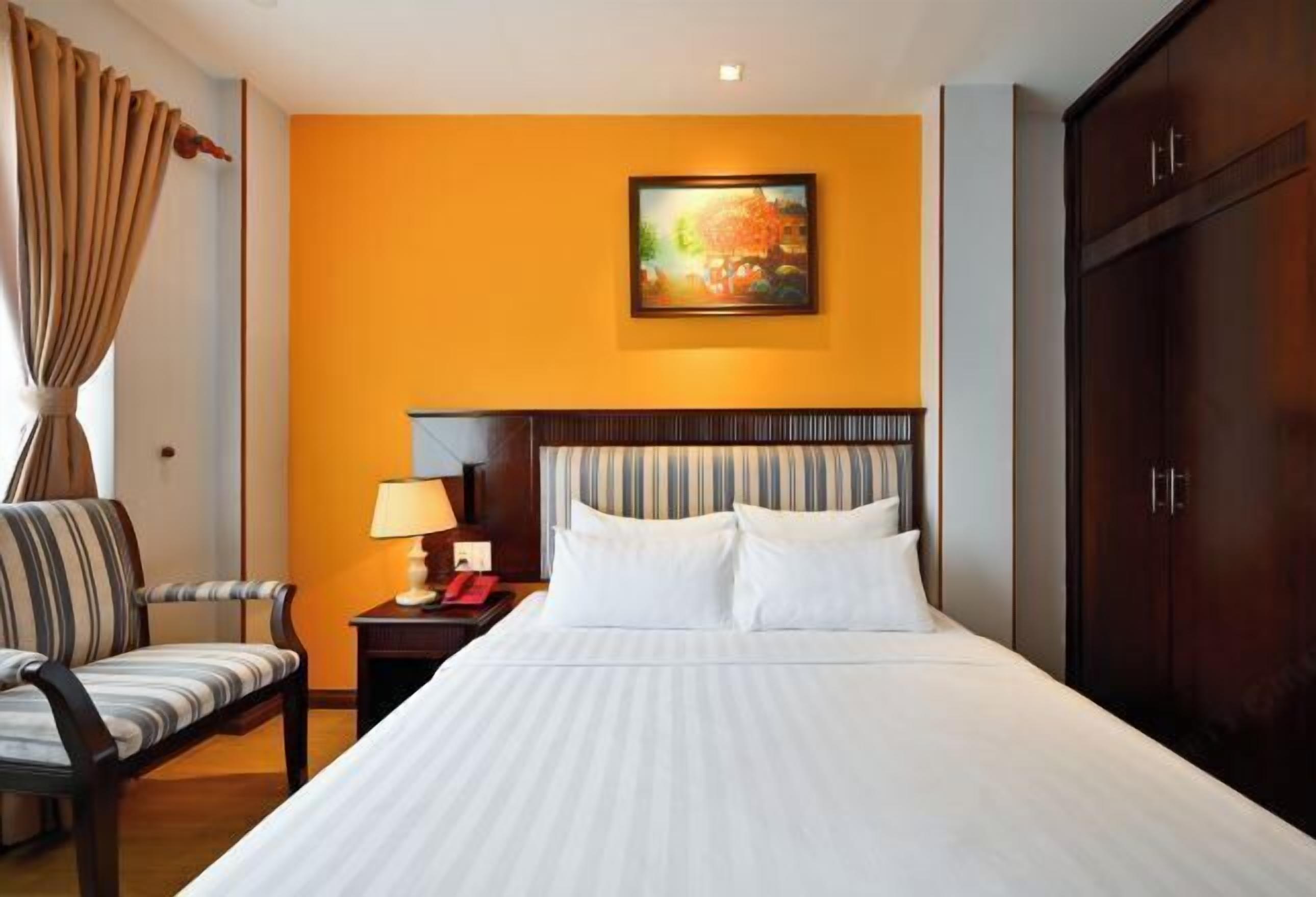 Escritorio, insonorización, tabla de planchar con plancha y wifi gratis 