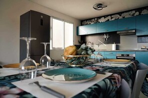 ثلاجة، ميكروويف، فرن، موقد طهي مسطح