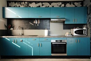 Réfrigérateur, micro-ondes, four, plaque de cuisson