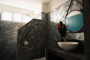 Douche, serviettes fournies, savon, papier toilette