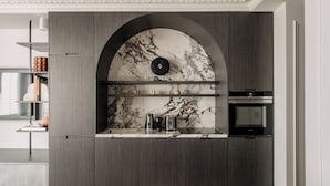 A modern kitchen with a marble backsplash, built-in appliances, and a minimalist design. - HIGHSTAY - Luxury Serviced Apartments - Centre Pompidou Museum (Paris)