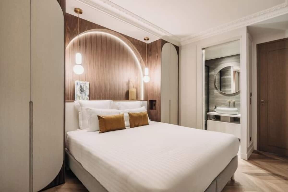 2 bedrooms, premium bedding, pillow-top beds, in-room safe