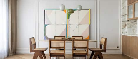 Saint Martin I | Área de sala de estar | Smart TV de 21 pulgadas con canales vía satélite, televisión y chimenea