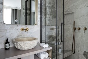 Saint Martin I | Bathroom | Shower, rainfall showerhead, designer toiletries, hair dryer - HIGHSTAY - Luxury Serviced Apartments - Centre Pompidou Museum (Paris)
