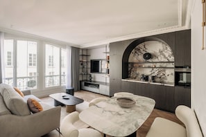 Saint Martin II | Opholdsområde | 21-tommers smart-tv med satellitkanaler, tv, pejs