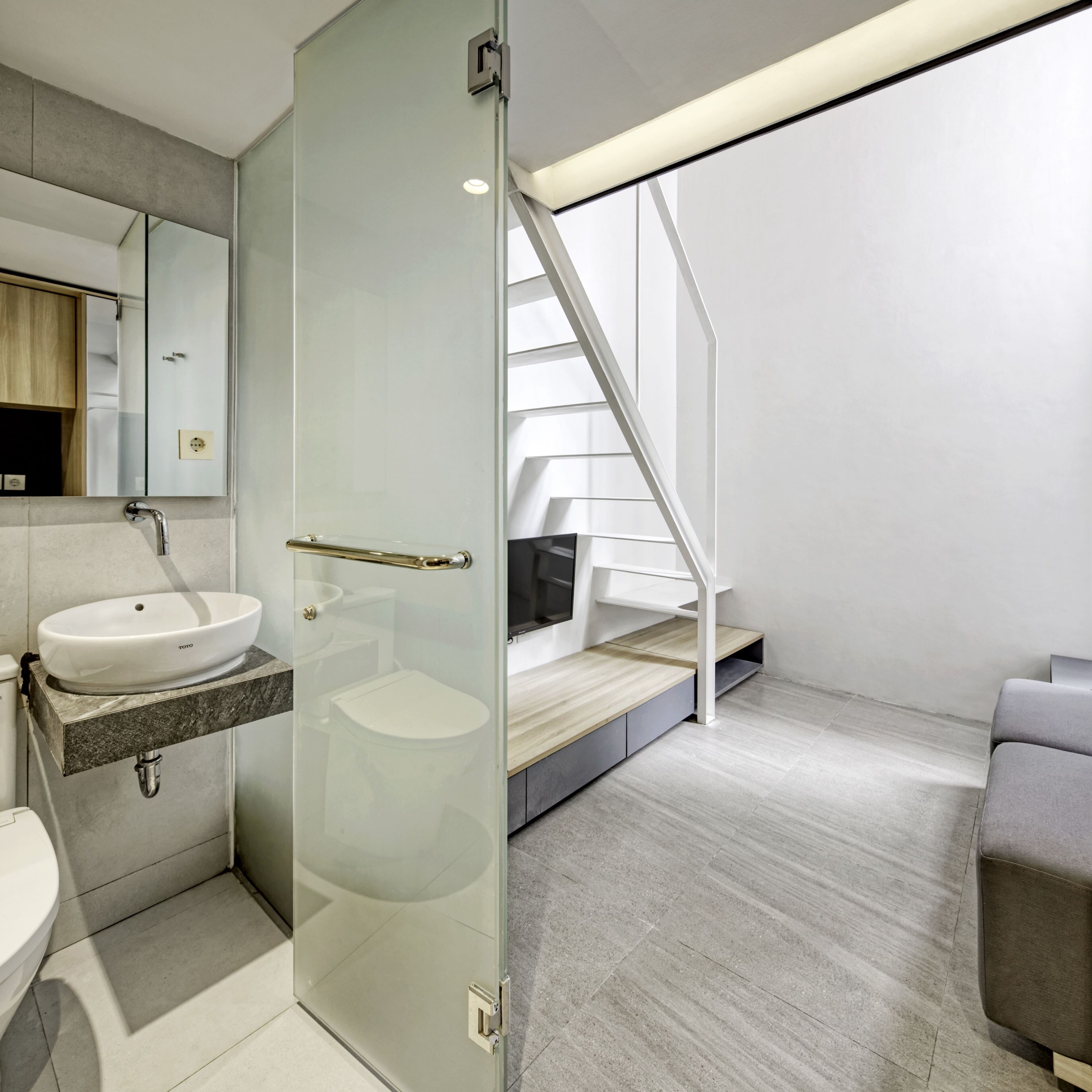 Deluxe Room | Bathroom | Shower, hair dryer, towels, soap
