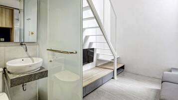 Deluxe Room | Bathroom | Shower, hair dryer, towels, soap