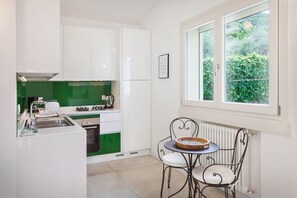 Réfrigérateur, un four, lave-vaisselle, cafetière-théière