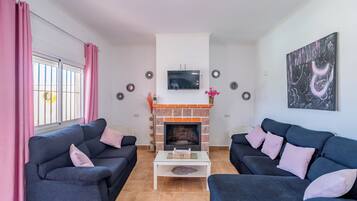 Smart TV, fireplace