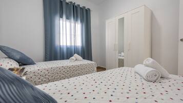 4 slaapkamers, een strijkplank/strijkijzer, reisbedje, gratis wifi