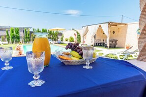 Outdoor dining - Vacation home Rafael - Lantejuela  (Lantejuela)