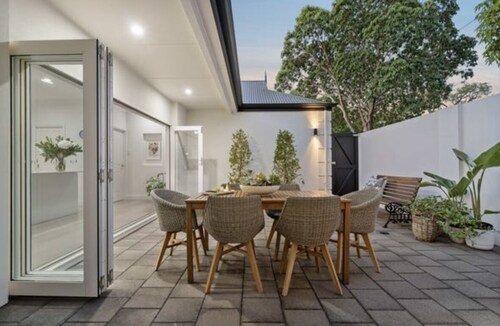 Sandstone Villa In City Fringe Location