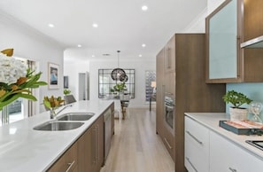 Refrigerador, microondas, horno y parrilla de estufa