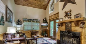 Caminetto, videogiochi, lettore DVD, tavolo da calcetto