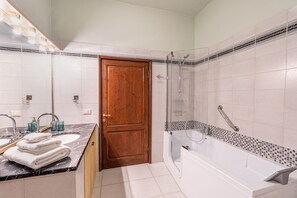 Dusche, Haartrockner, Bidet, Handtücher