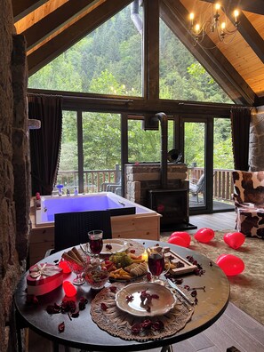 Premium-fjallakofi - 1 tvíbreitt rúm - útsýni yfir á | 1 svefnherbergi, rúmföt úr egypskri bómull, rúmföt af bestu gerð