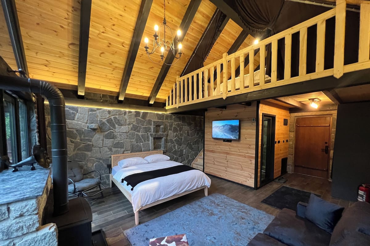 Chalet Premium, varias camas, vista al río | Área de sala de estar | Smart TV, chimenea, Netflix y piso con calefacción