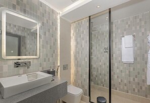 Tweepersoonskamer | Badkamer | Een douche, gratis toiletartikelen, een haardroger, badjassen