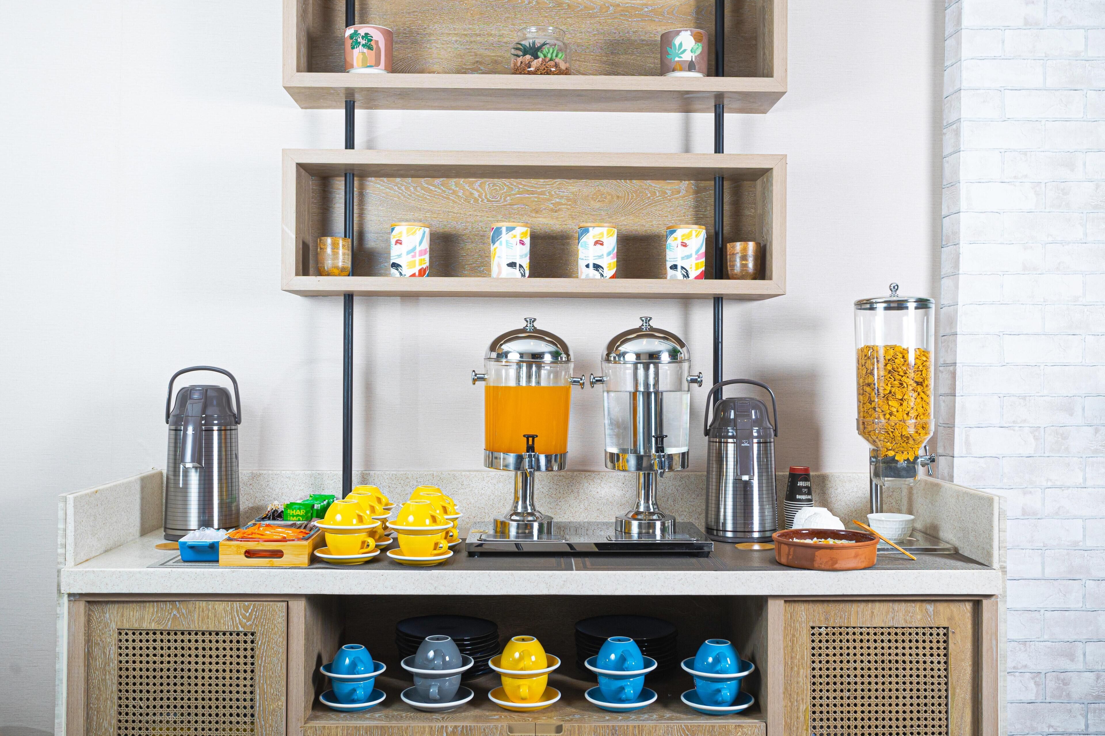Un plan de travail de cuisine équipé de divers appareils pour préparer le café, notamment une machine à café, une machine à expresso et un moulin à café.