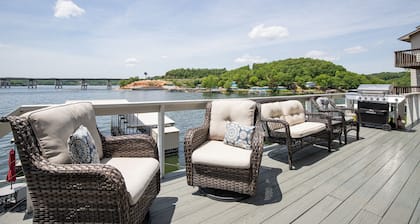 Private Lakefront Pool, Amazing Dock Sleeps 26