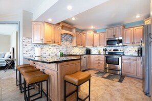 Fridge, microwave, oven, stovetop - Private Lakefront Pool, Amazing Dock Sleeps 26 (Camdenton)