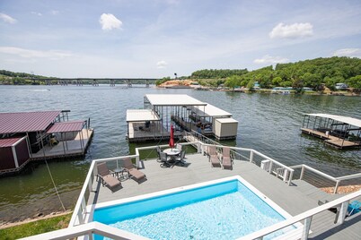 Private Lakefront Pool, Amazing Dock Sleeps 26
