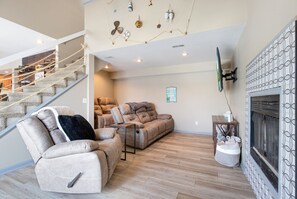 Smart TV, fireplace, ping pong - Private Lakefront Pool, Amazing Dock Sleeps 26 (Camdenton)