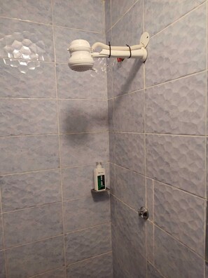 Dusche, Handtücher, Seife, Shampoo