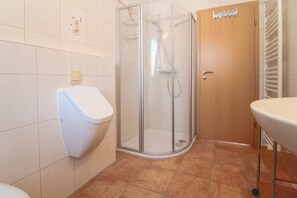Douche, sèche-cheveux, papier toilette