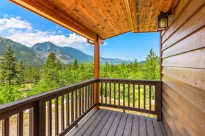 Property grounds - Majestic Mountain Views from Every Window (Leavenworth)