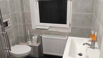 Een douche, een haardroger, handdoeken, zeep