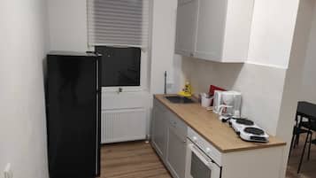 Een koelkast, een magnetron, een oven, een kookplaat