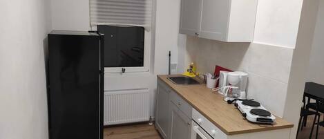 Kühlschrank, Mikrowelle, Ofen, Herdplatte