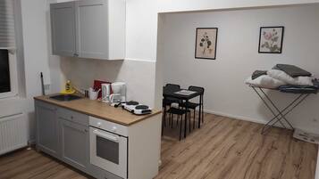 Een koelkast, een magnetron, een oven, een kookplaat