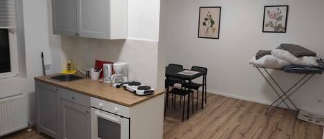 Jääkaappi, mikroaaltouuni, uuni, liesi