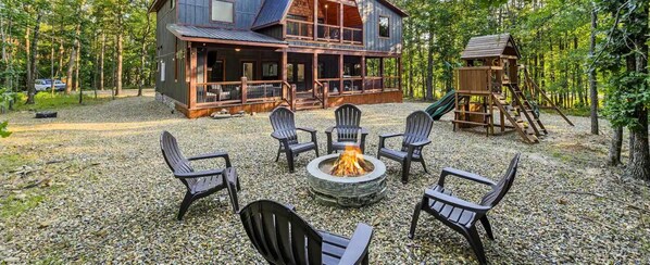 Property grounds - Game Room | Horseshoes | Kid’s Playset | Hot Tub (Broken Bow)