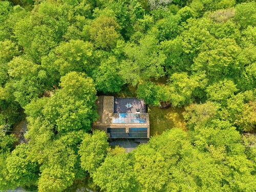 Large Pocono family home. Gym, large deck, 2 fireplaces, Wi-Fi, TV