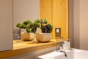 Apartment | Bathroom | Free toiletries, hair dryer, towels, soap - The Greenwich Collection (London)