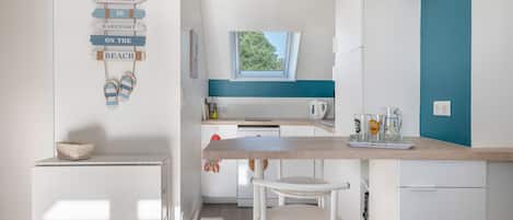 Fridge, microwave, dishwasher, coffee/tea maker