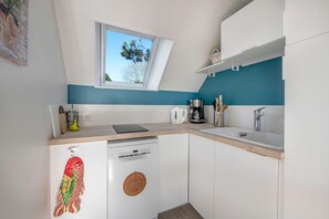 Een koelkast, een microgolfoven, een vaatwasser