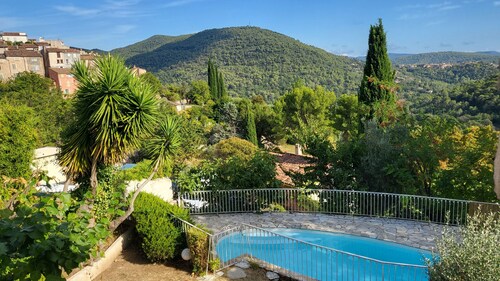 A charming house with a pool and stunning views!