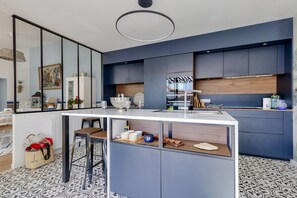 ثلاجة، ميكروويف، فرن، غسالة أطباق