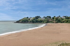 Una spiaggia nelle vicinanze