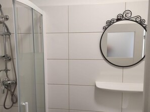 Douche, sèche-cheveux, serviettes fournies, savon