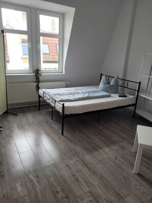 2 habitaciones, cuna de viaje, wifi gratis y ropa de cama