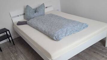 2 Schlafzimmer, Reisekinderbett, kostenloses WLAN, Bettwäsche